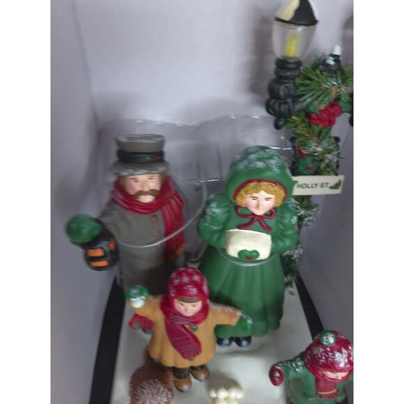 Vintage Holiday Creations Holiday Scene Musical Christmas Carolers New - Picture 5 of 7